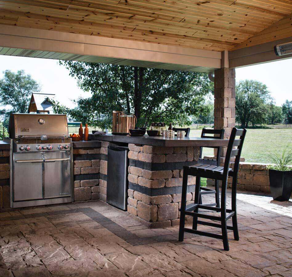 MLR_RES_BEL2014_Patios_OutdoorKitchens_Walls_MegaLafitt_WestonWall_ClayBrickPaver_001