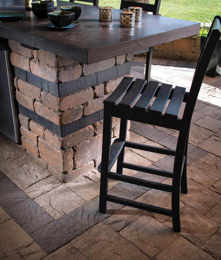 MLR_RES_BEL2014_Patios_OutdoorKitchens_Walls_MegaLafitt_WestonWall_ClayBrickPaver_002